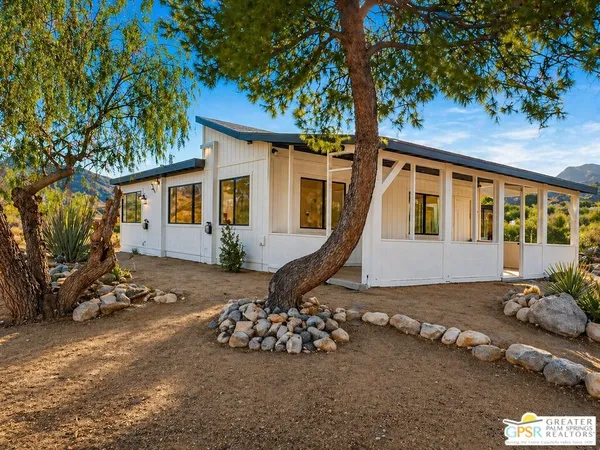 a view of a house with backyard