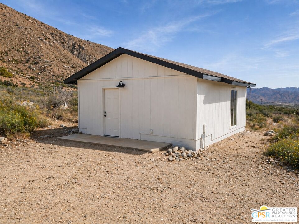 49760 Big Morongo Canyon Road Morongo Valley, CA 92256 - Photo 30 of 47 a backyard of a house
