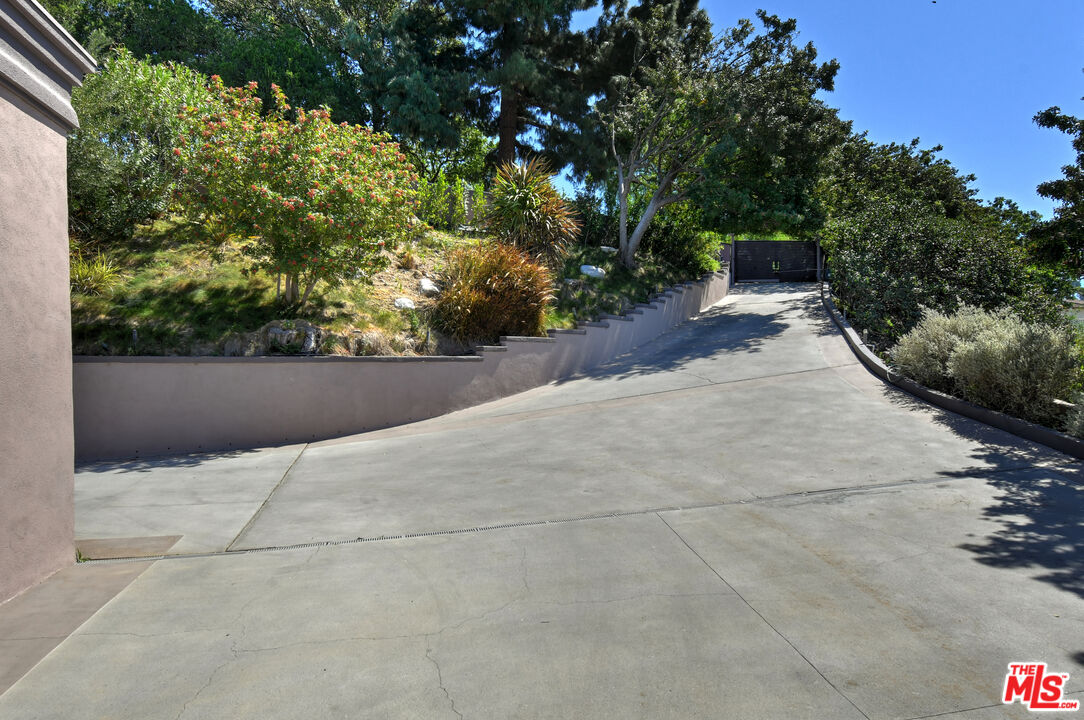 4039 Cody Road Sherman Oaks, CA 91403 - Photo 2 of 47
