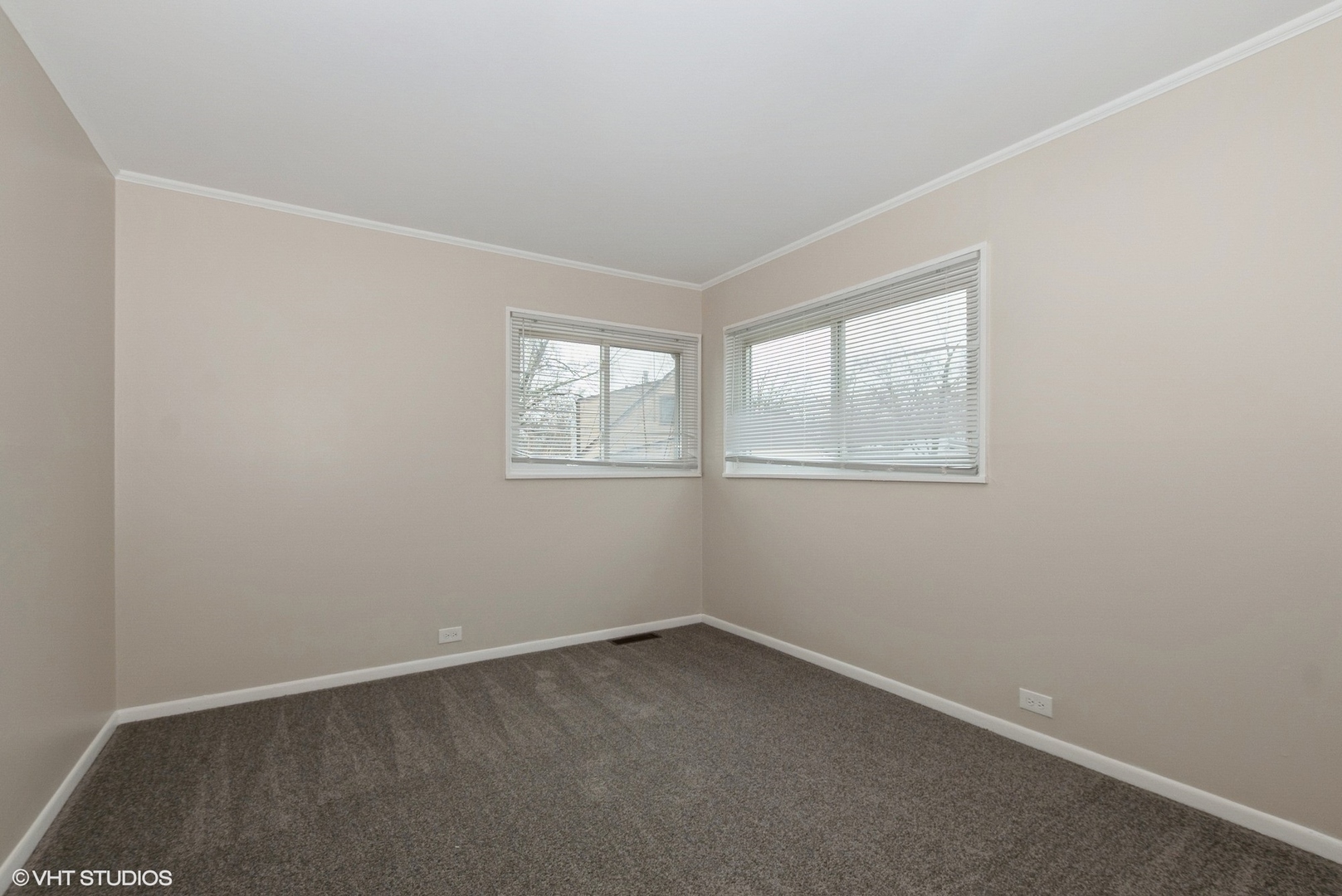 363 Winnebago Street Park Forest, IL 60466 - Photo 12 of 14 an empty room with windows