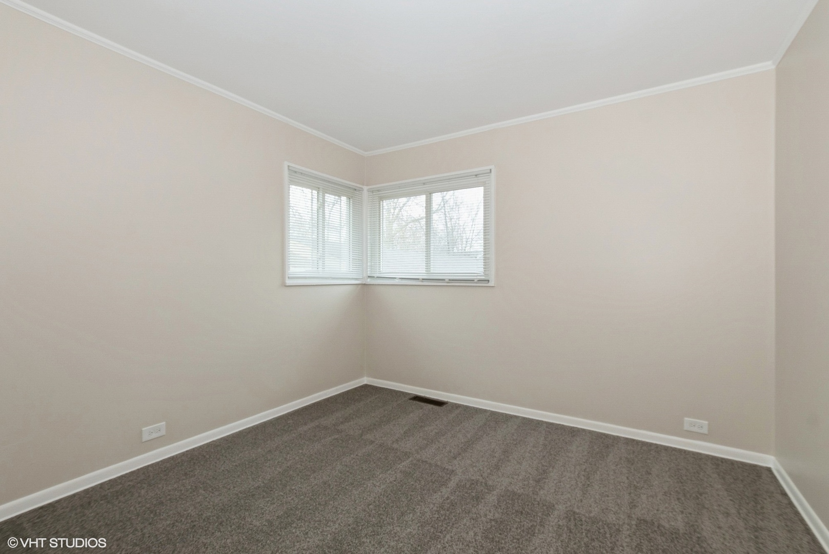 363 Winnebago Street Park Forest, IL 60466 - Photo 7 of 14 an empty room with a window