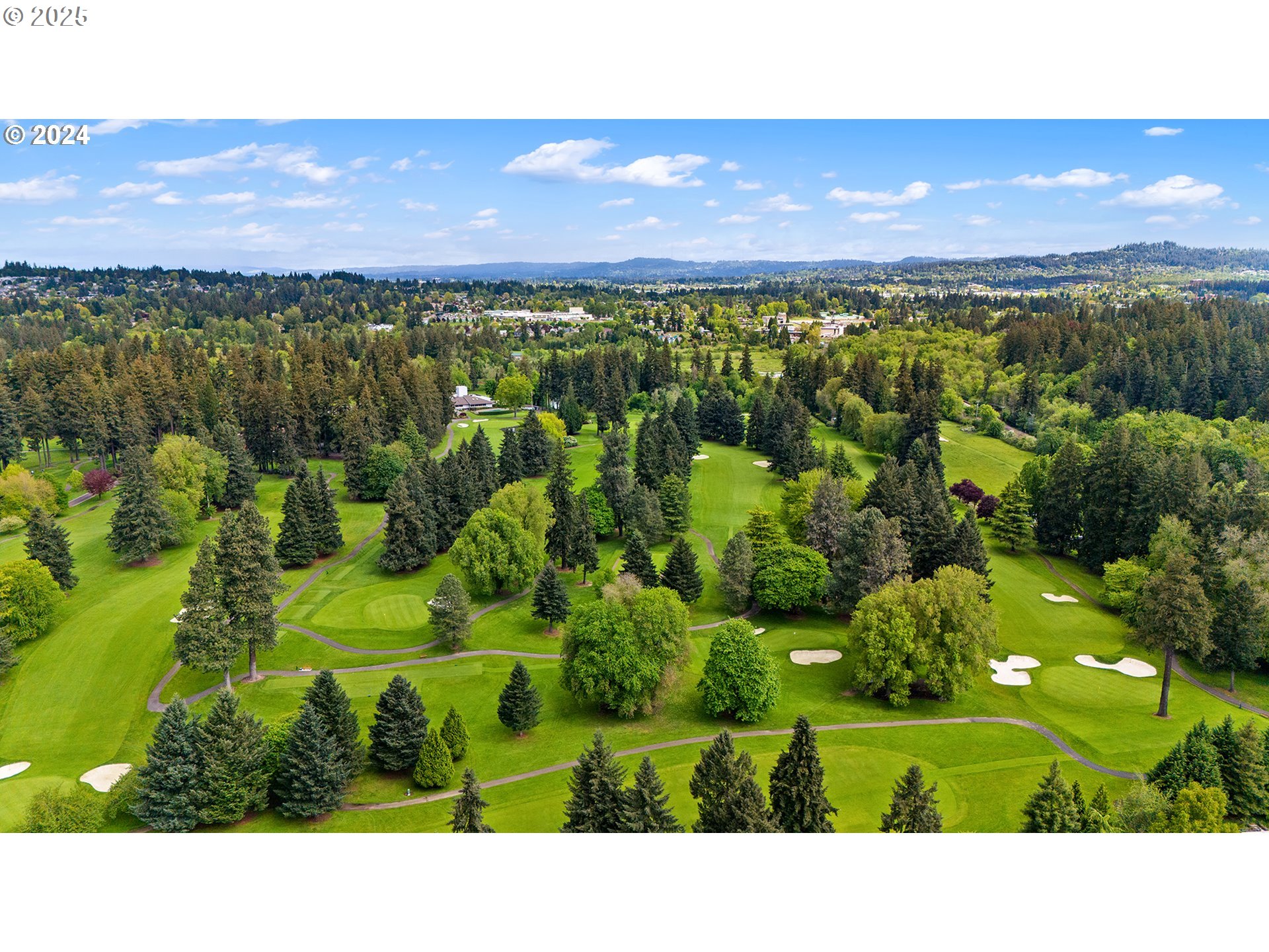 8720 Southwest Tualatin Road, Unit 315 Tualatin, OR 97062 - Photo 37 of 41 a view of a city with a lake