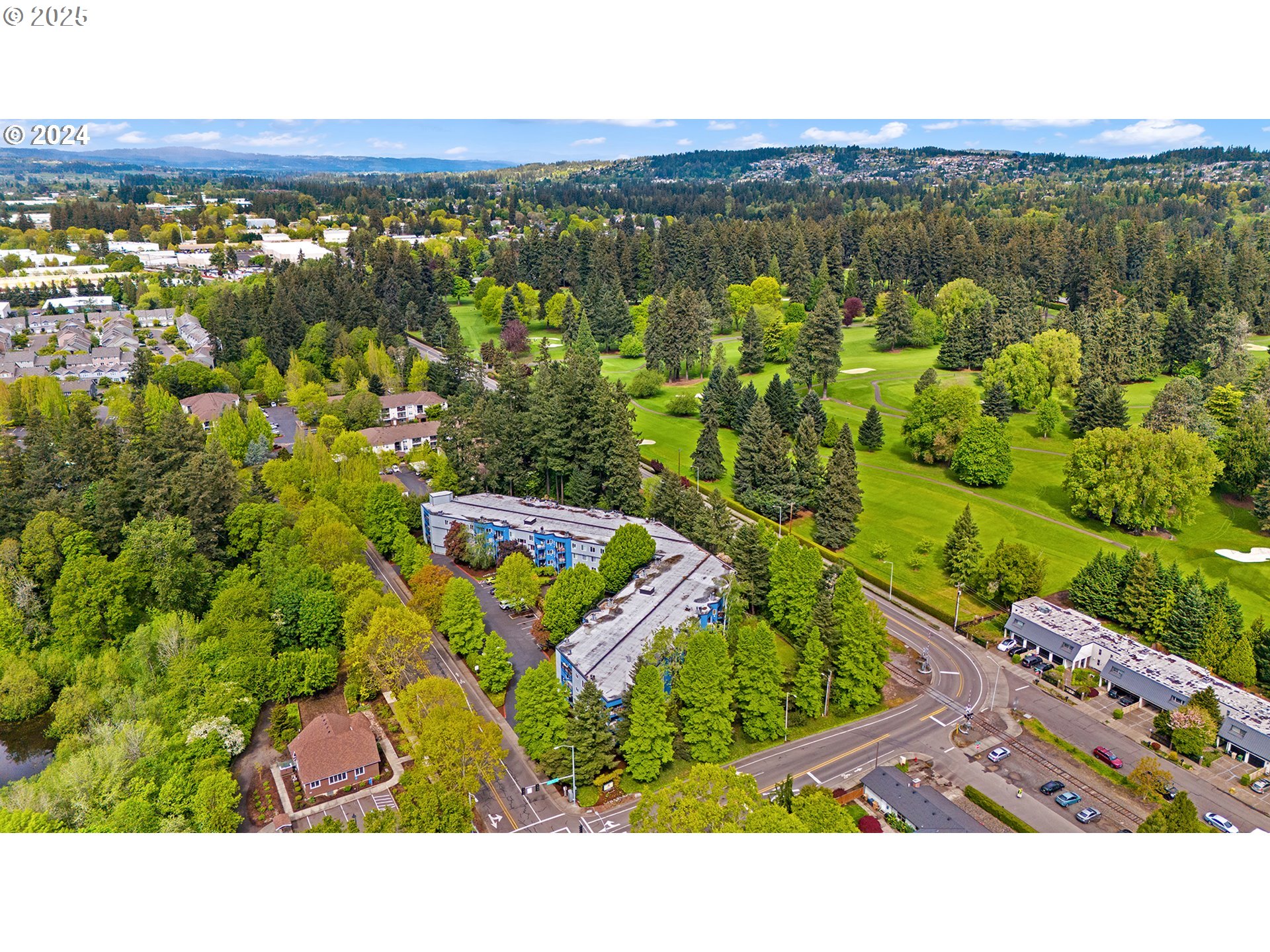 8720 Southwest Tualatin Road, Unit 315 Tualatin, OR 97062 - Photo 38 of 41 a view of an outdoor space with mountain view
