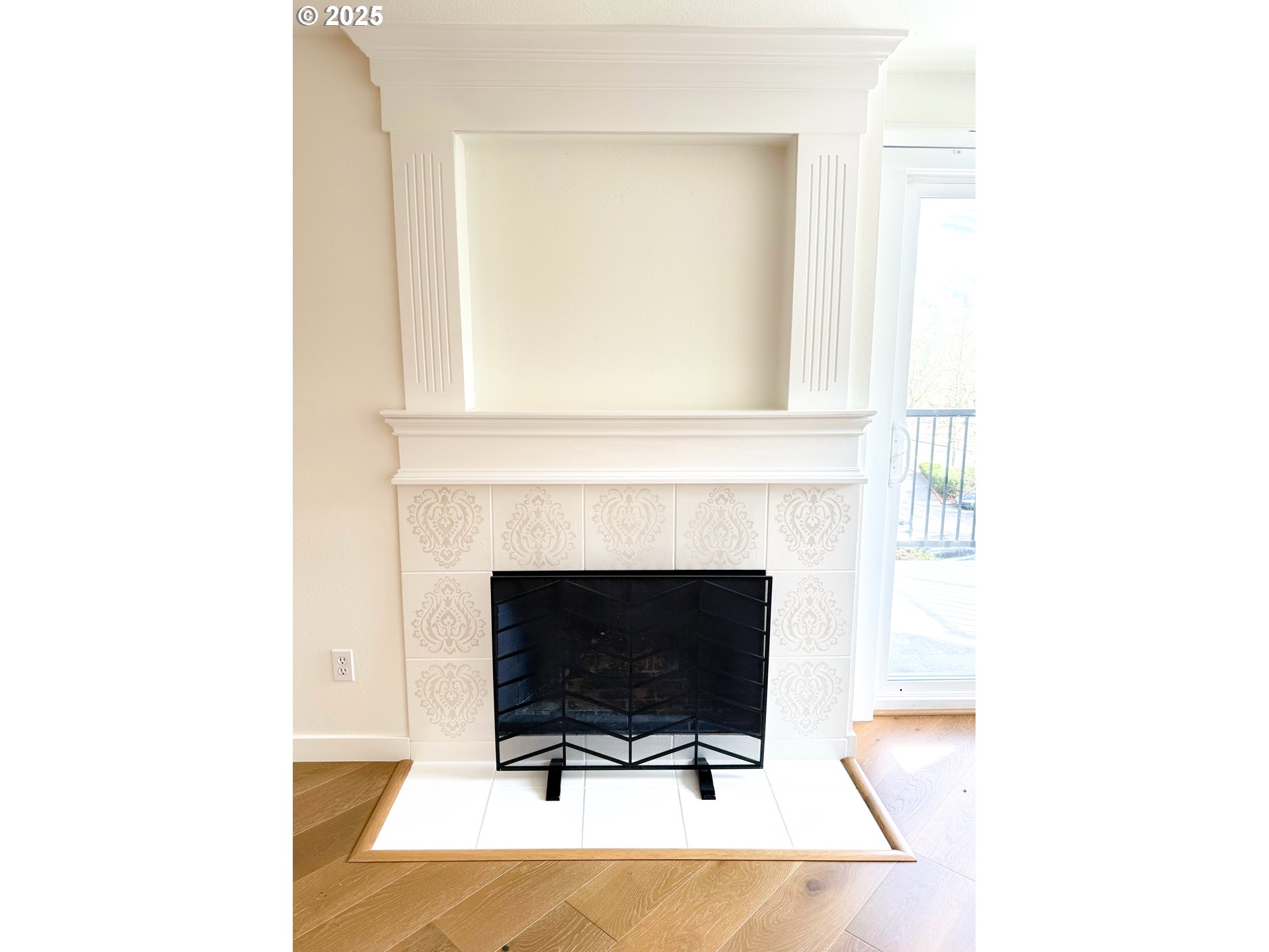 8720 Southwest Tualatin Road, Unit 315 Tualatin, OR 97062 - Photo 8 of 41 a living room with a fireplace and a rug