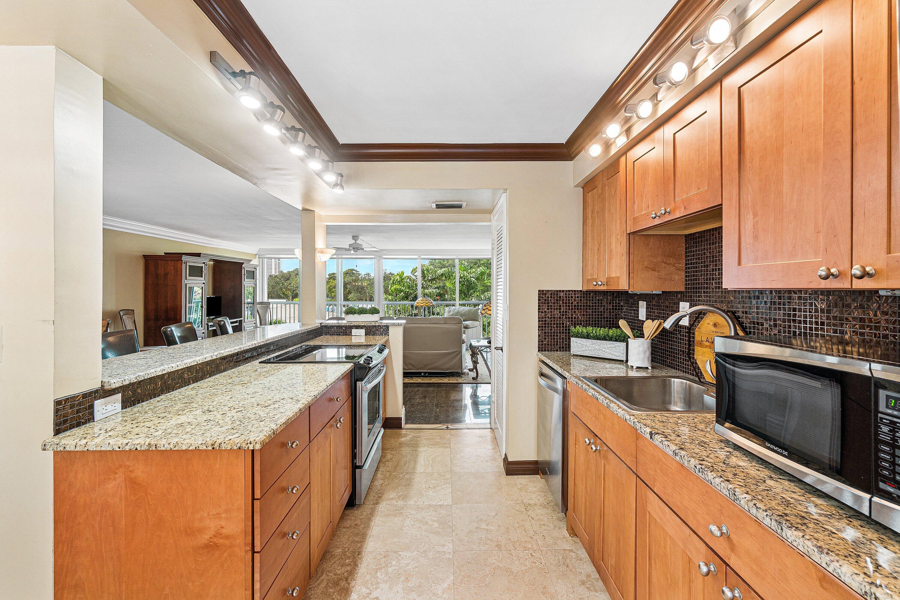 300 East Royal Palm Road, Unit 350 Boca Raton, FL 33432 - Photo 10 of 29 Kitchen