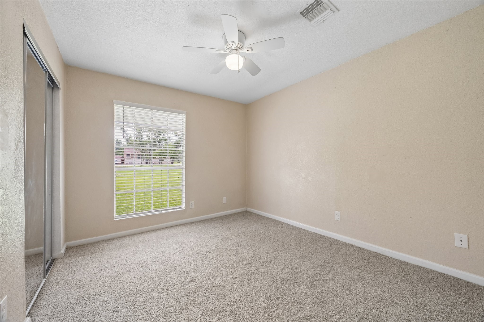 316 Rabbit Trail Lake Jackson, TX 77566 - Photo 13 of 16 an empty room with windows and ceiling fan