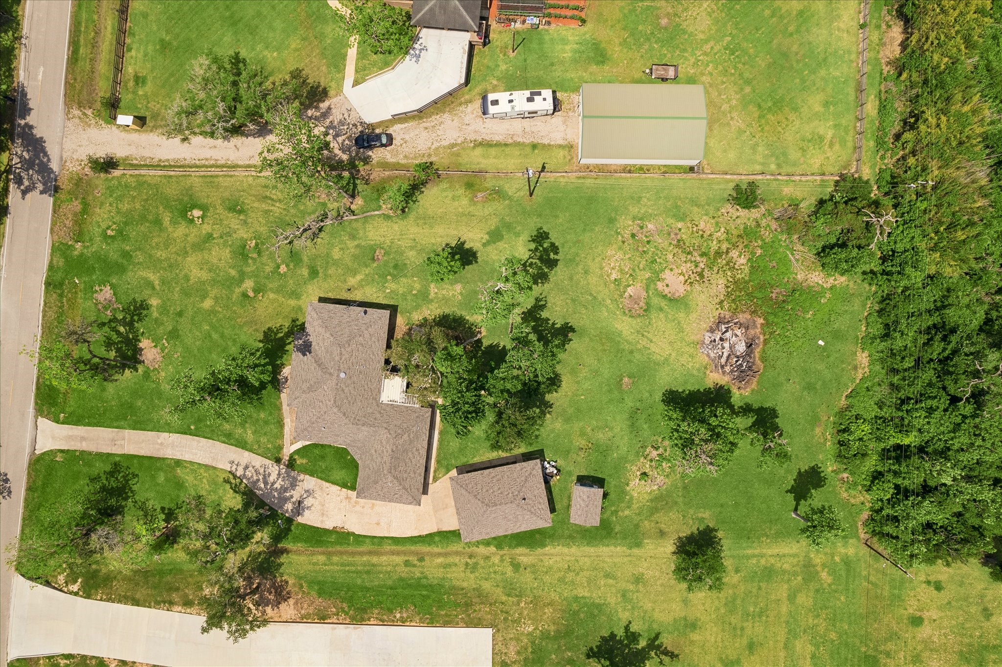 316 Rabbit Trail Lake Jackson, TX 77566 - Photo 16 of 16 a view of a garden