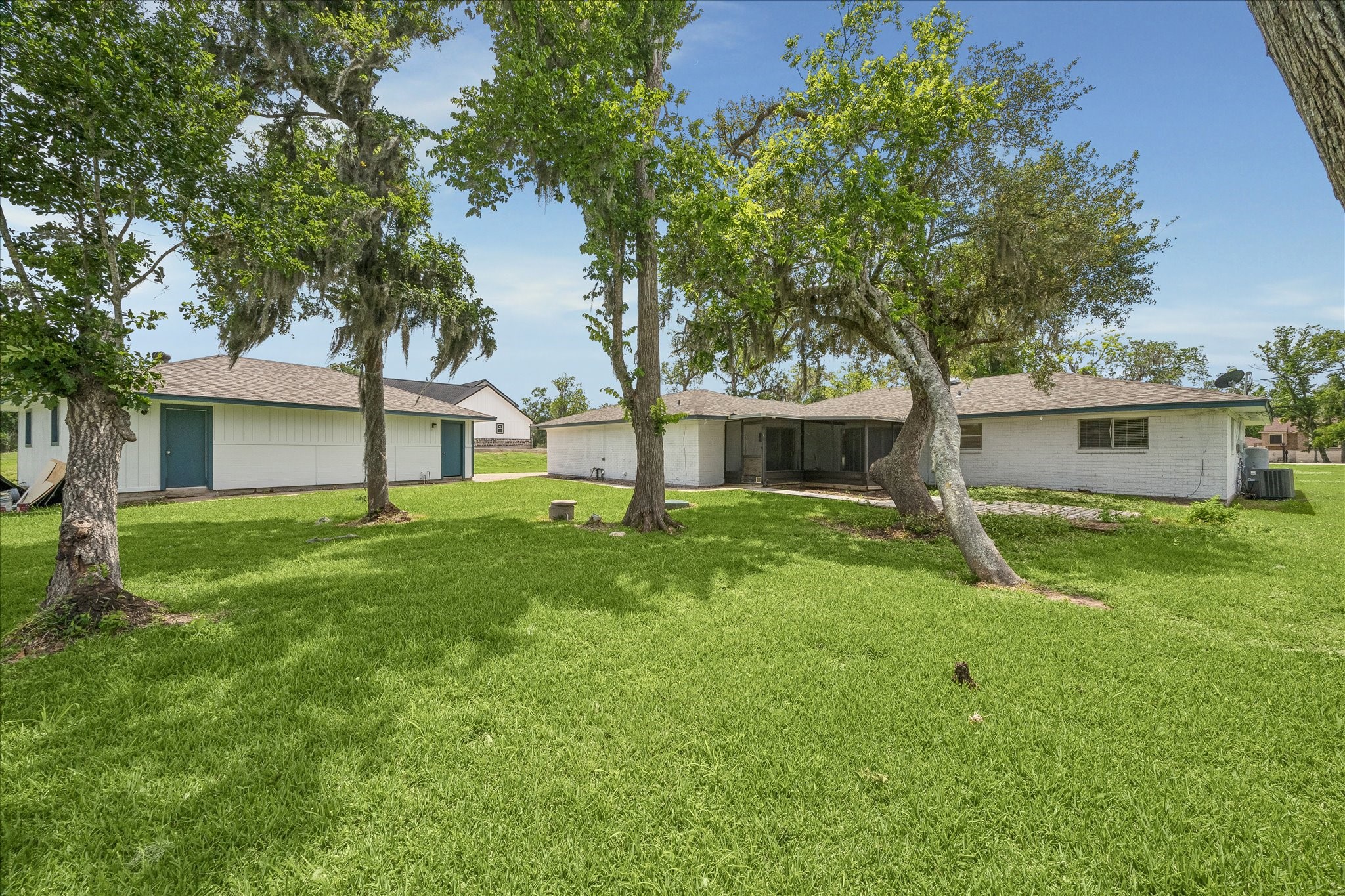 316 Rabbit Trail Lake Jackson, TX 77566 - Photo 5 of 16 a front view of house with a garden