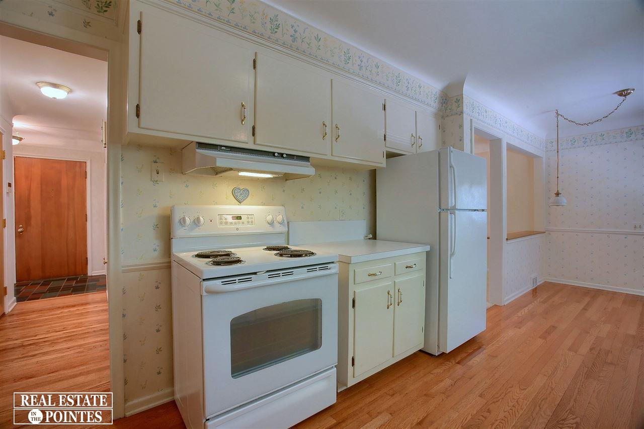 1680 Oxford Road Grosse Pointe Woods, MI 48236 - Photo 9 of 30