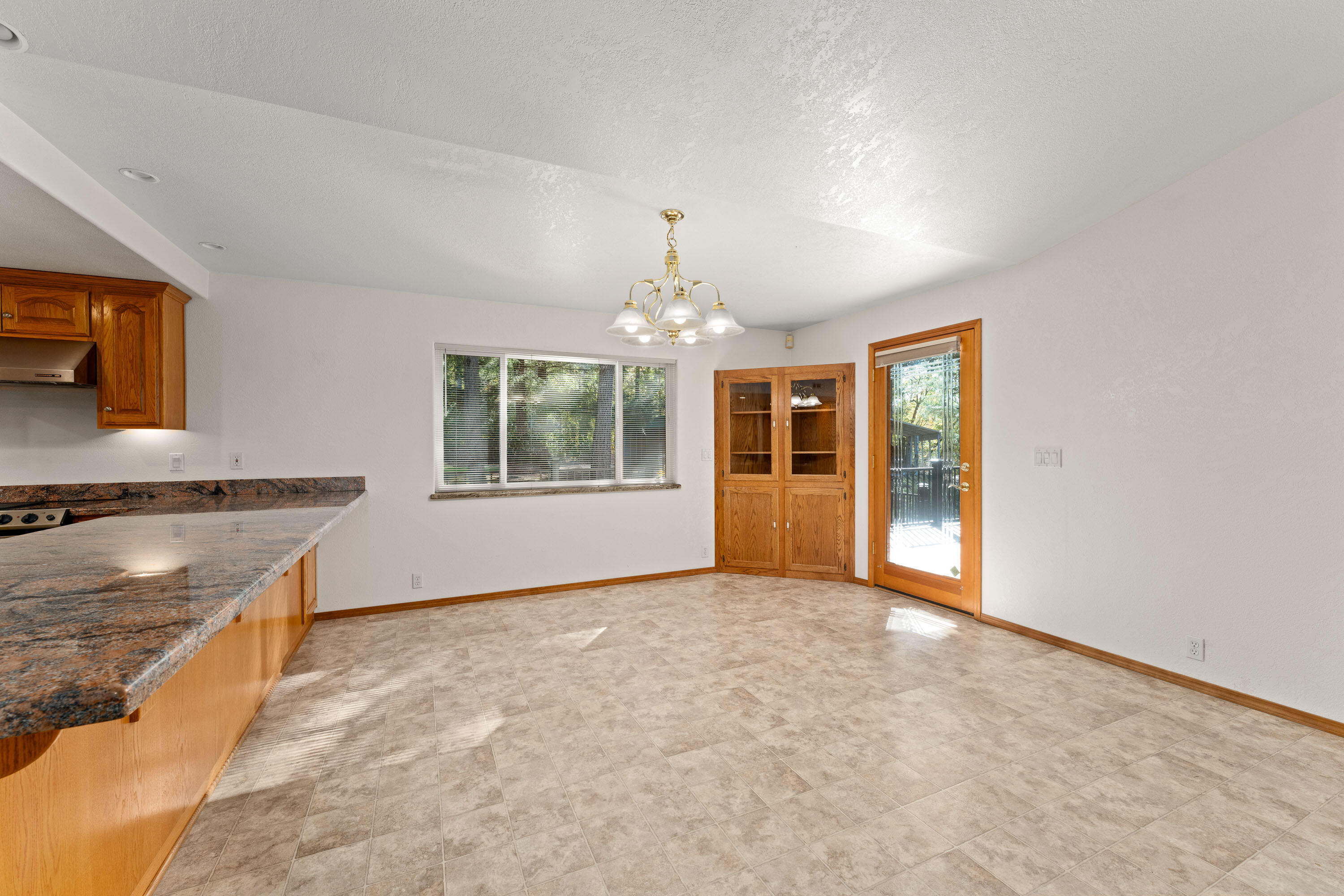 11990 Artlin Road Grants Pass, OR 97526 - Photo 13 of 62 INT (7 of 36)
