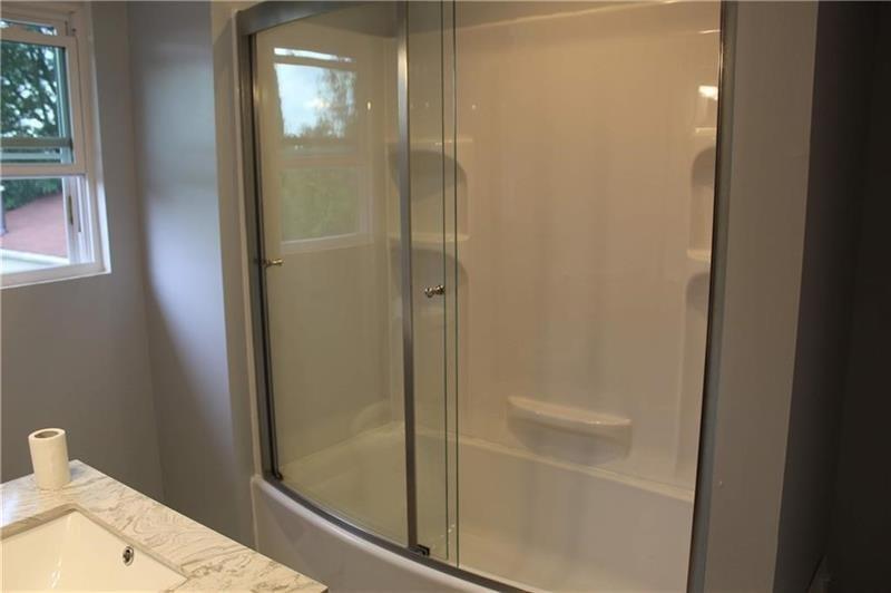 995 A Brodhead Road Coraopolis, PA 15108 - Photo 4 of 10 a bathroom with a bathtub