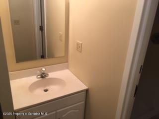 800 James Avenue, Unit 1104 Scranton, PA 18510 - Photo 15 of 35 a bathroom with a sink and a mirror