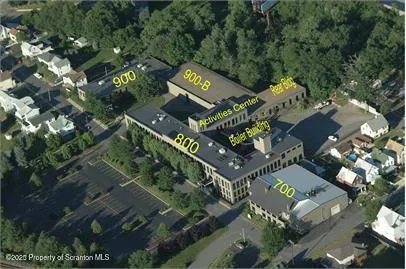 a view of a back yard