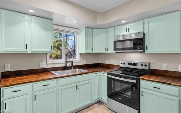 $284,900 | 7489 Riverside Road, Seagrove, NC 27341