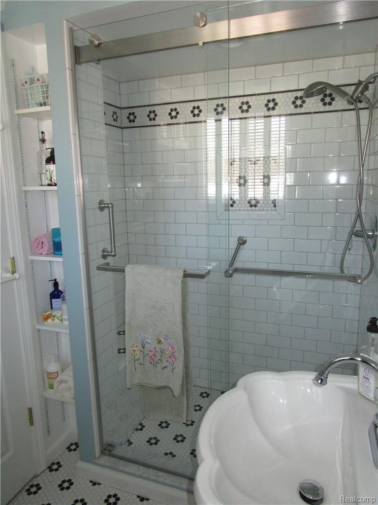 16000 Riverside Drive Livonia, MI 48154 - Photo 26 of 35 IMG_8242.JPG