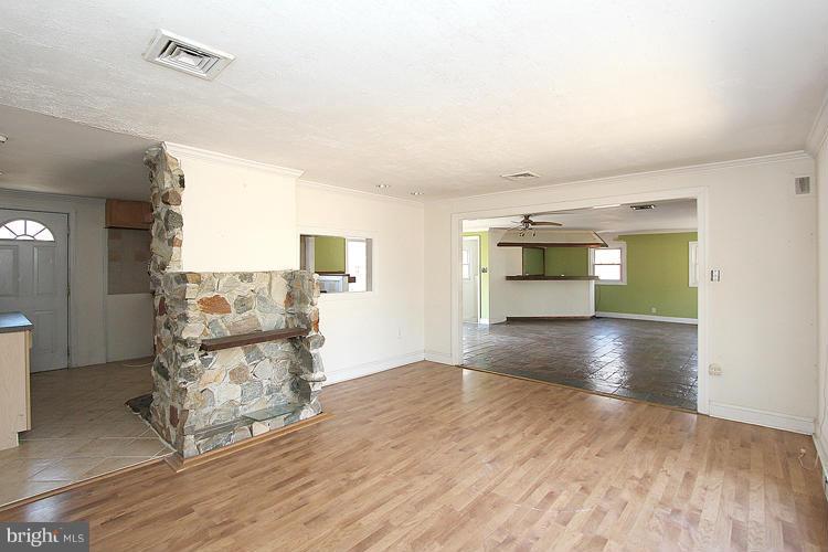 12358 Purcell Road Manassas, VA 20112 - Photo 3 of 27 Living Room