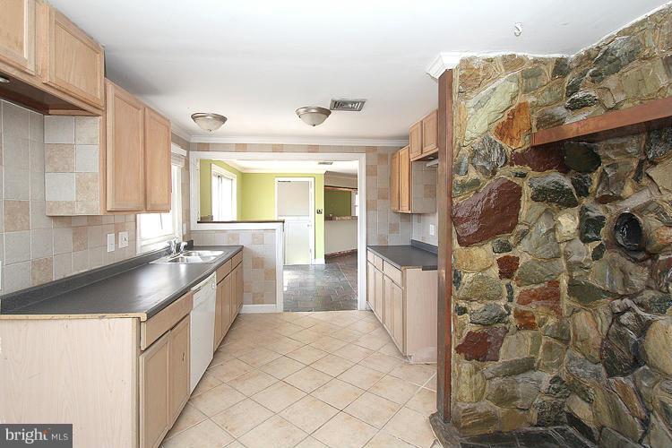 12358 Purcell Road Manassas, VA 20112 - Photo 7 of 27 Kitchen