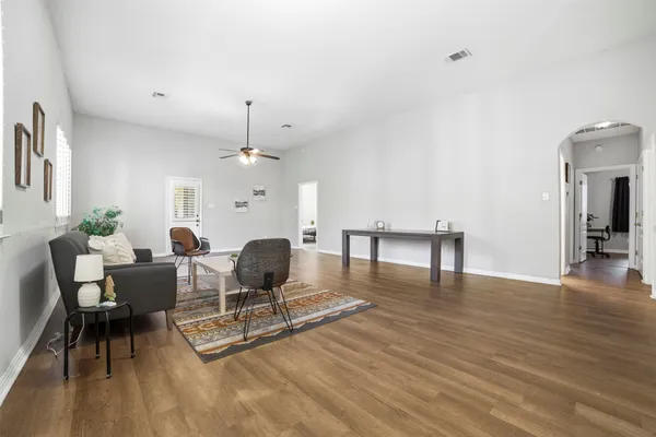 $3,000 | 409 East Austin Avenue, Round Rock, TX 78664