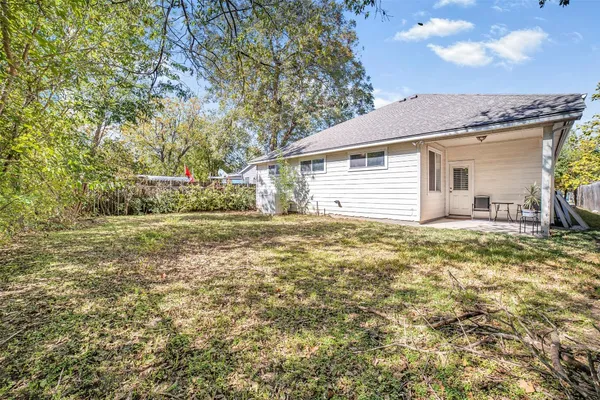 a front view of house with yard
