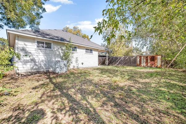 a view of a house with backyard and garden
