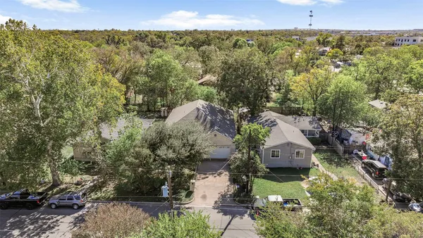 a view of a houses with a yard
