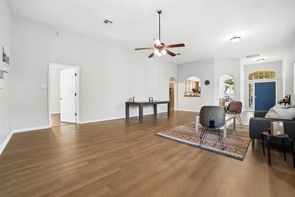 $3,000 | 409 East Austin Avenue, Round Rock, TX 78664