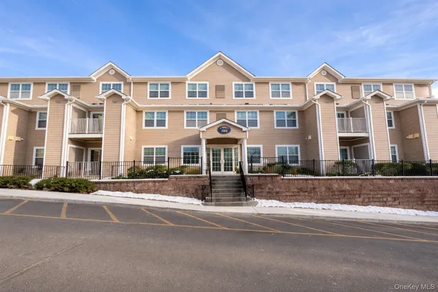 $2,300 | 100 Woodcrest Lane, Unit 102, Mount Kisco, NY 10549