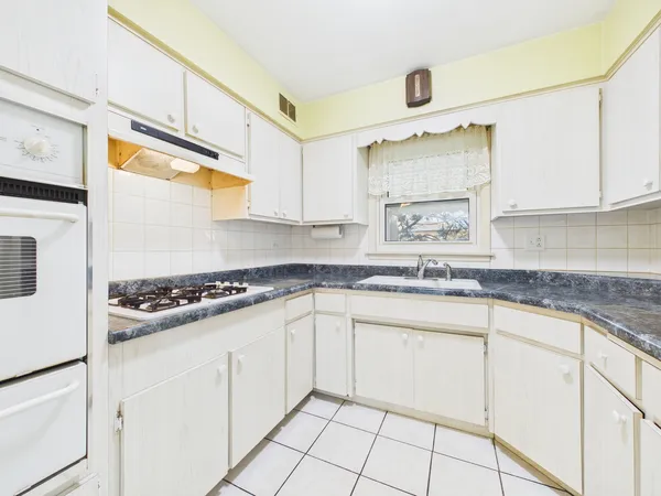 $399,900 | 9275 Clancy Drive, Des Plaines, IL 60016