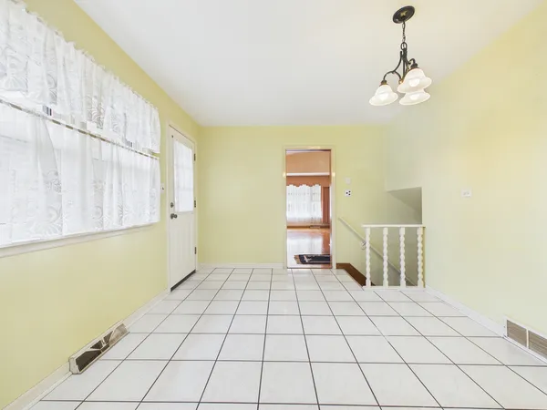 $399,900 | 9275 Clancy Drive, Des Plaines, IL 60016