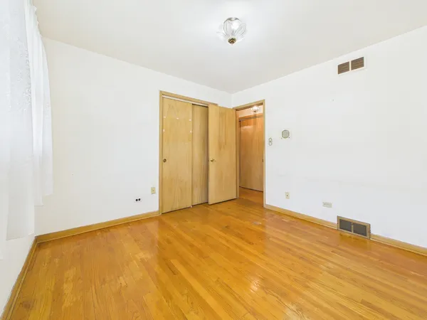 $399,900 | 9275 Clancy Drive, Des Plaines, IL 60016