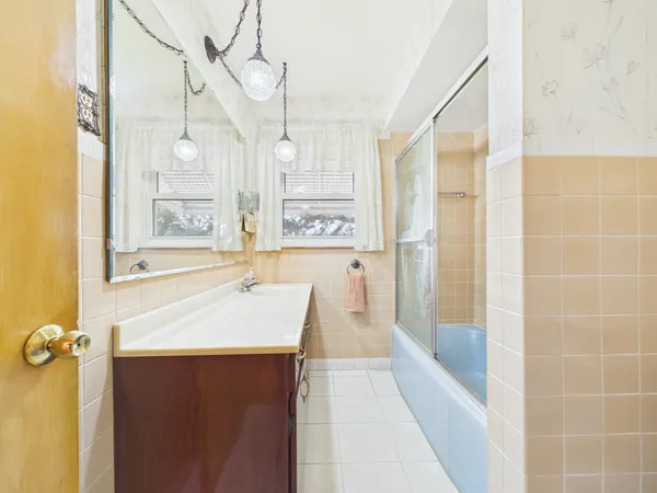 $399,900 | 9275 Clancy Drive, Des Plaines, IL 60016