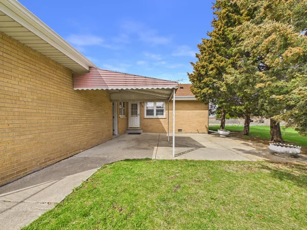 $399,900 | 9275 Clancy Drive, Des Plaines, IL 60016