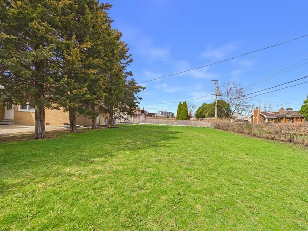 $399,900 | 9275 Clancy Drive, Des Plaines, IL 60016