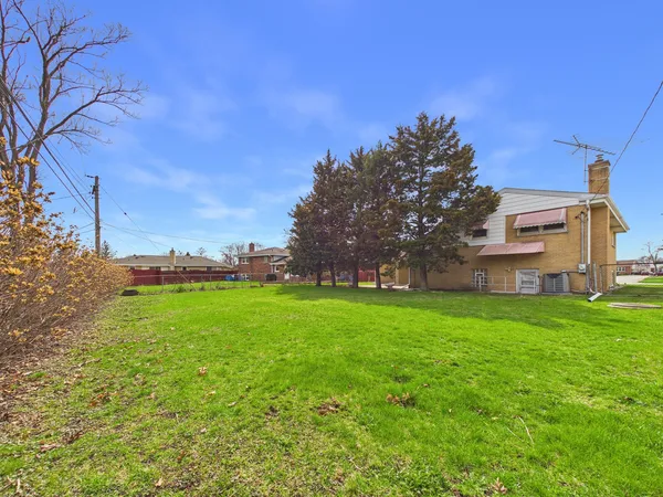 $399,900 | 9275 Clancy Drive, Des Plaines, IL 60016