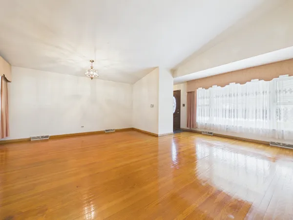 $399,900 | 9275 Clancy Drive, Des Plaines, IL 60016