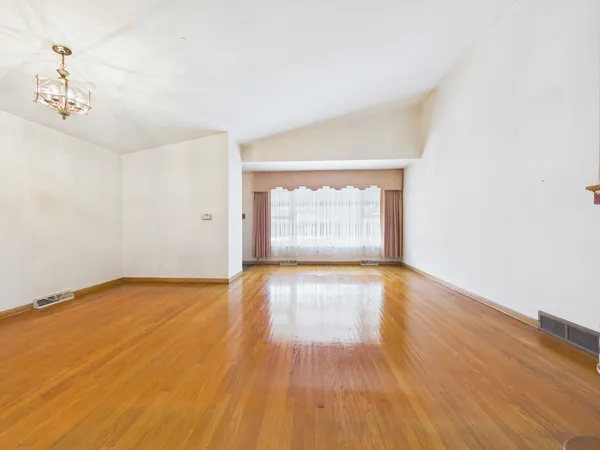 $399,900 | 9275 Clancy Drive, Des Plaines, IL 60016