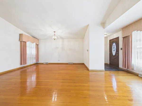$399,900 | 9275 Clancy Drive, Des Plaines, IL 60016