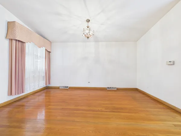 $399,900 | 9275 Clancy Drive, Des Plaines, IL 60016