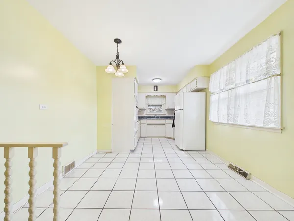 $399,900 | 9275 Clancy Drive, Des Plaines, IL 60016