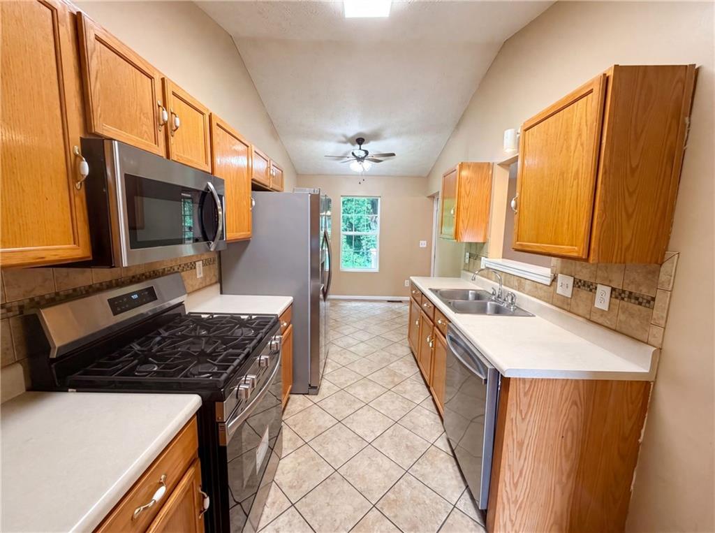 2195 Clayton Ridge Lithonia, GA 30058 - Photo 2 of 22