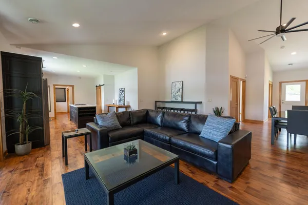 $950,000 | 56814 402nd Avenue, Mazeppa, MN 55956