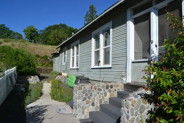 a view of a back yard of the house