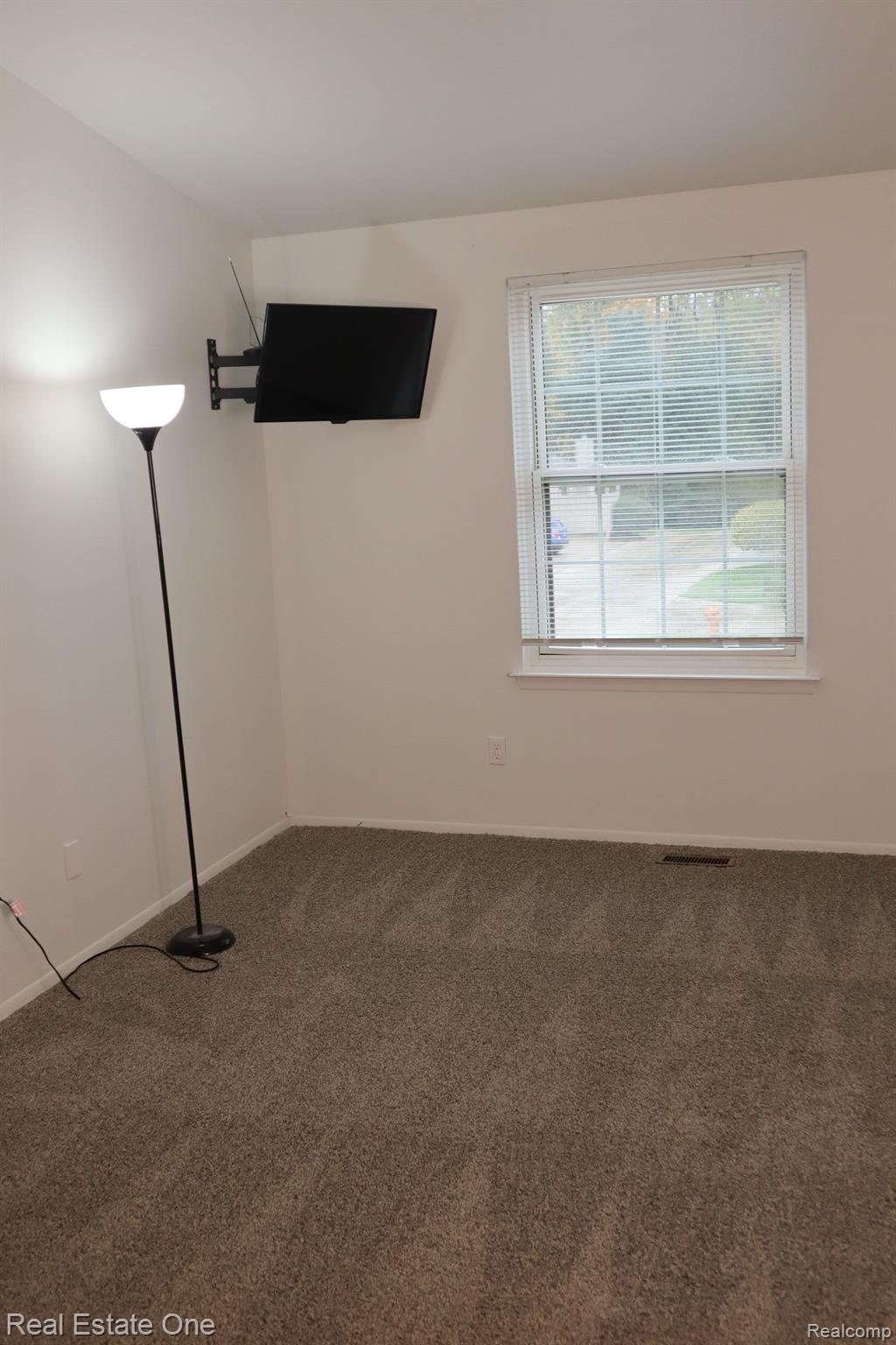 170 Pine Tree Ridge, Unit 4 Waterford, MI 48327 - Photo 7 of 12 Gallery Image 7