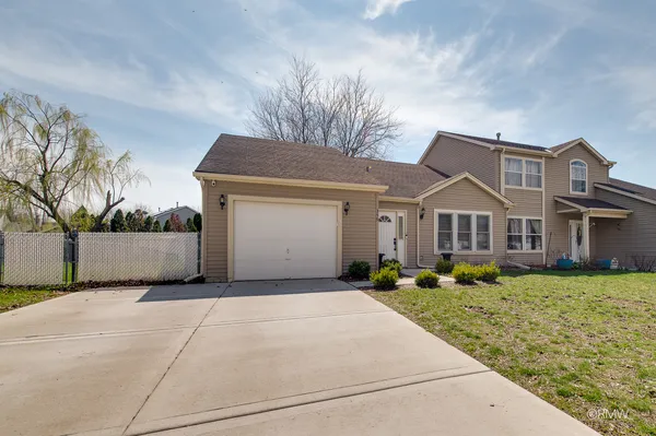 $2,500 | 359 Chaparral Circle, Elgin, IL 60120