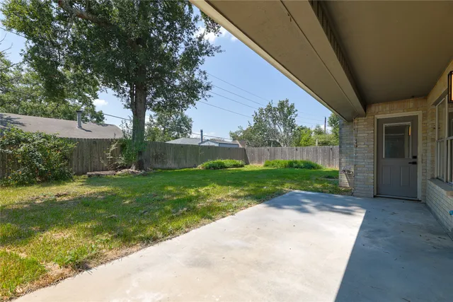 $1,950 | 431 Topsail Way, Crosby, TX 77532