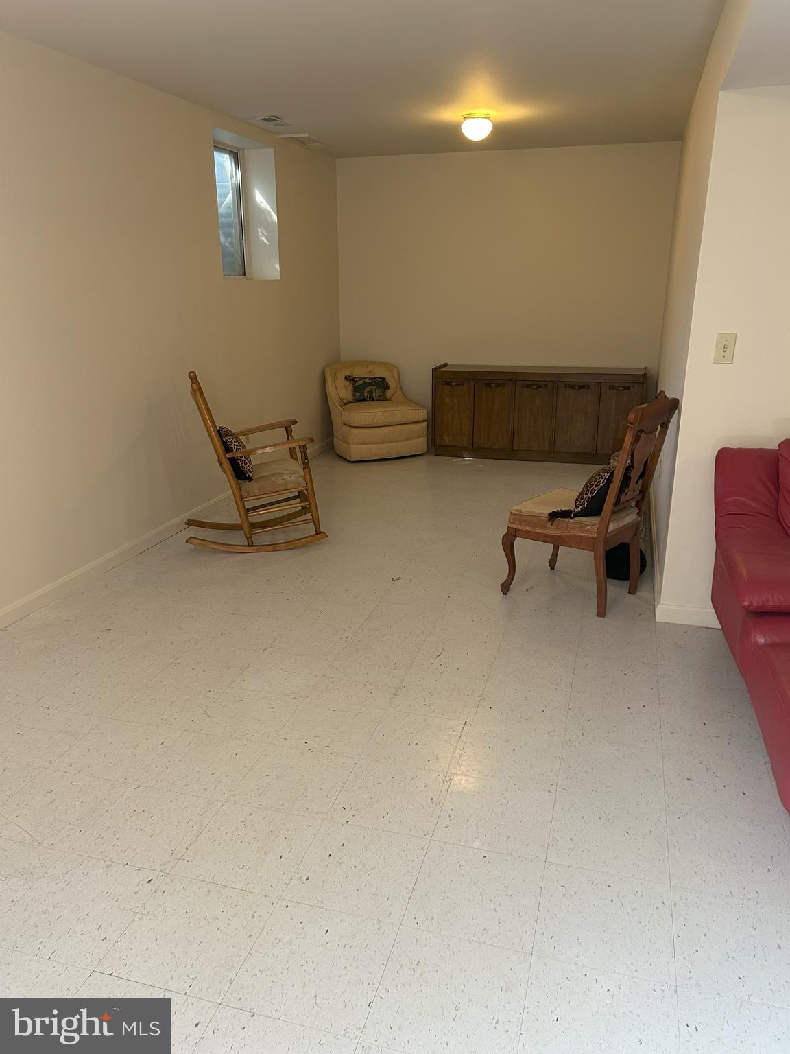 111 Janwall Street Annapolis, MD 21403 - Photo 16 of 32 a living room with furniture and a mirror