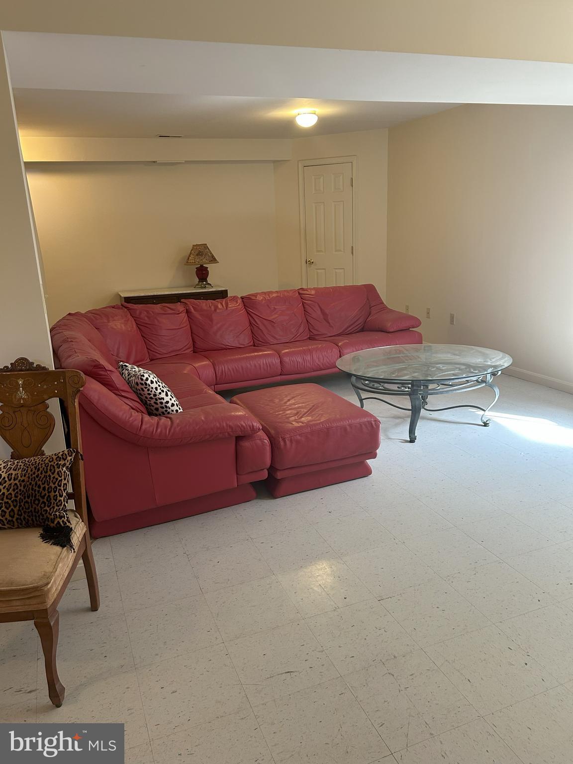 111 Janwall Street Annapolis, MD 21403 - Photo 18 of 32 a living room with furniture