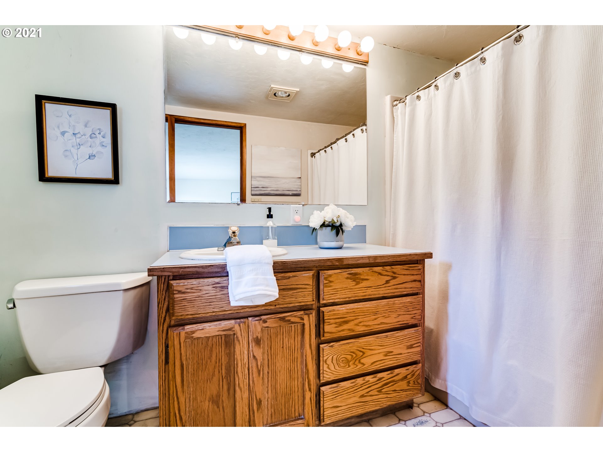 224 Seward Avenue Springfield, OR 97477 - Photo 22 of 32 a bathroom with a toilet sink and mirror