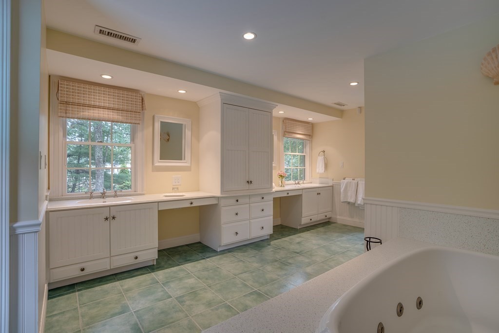 6 Braeburn Road Chelmsford, MA 01824 - Photo 18 of 42 a bathroom with a bathtub sink and mirror