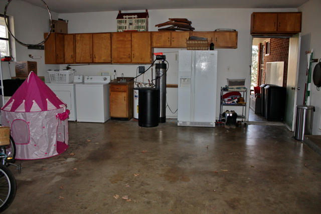 404 Alleen Road Knoxville, TN 37920 - Photo 33 of 36 Spacious 2-car garage